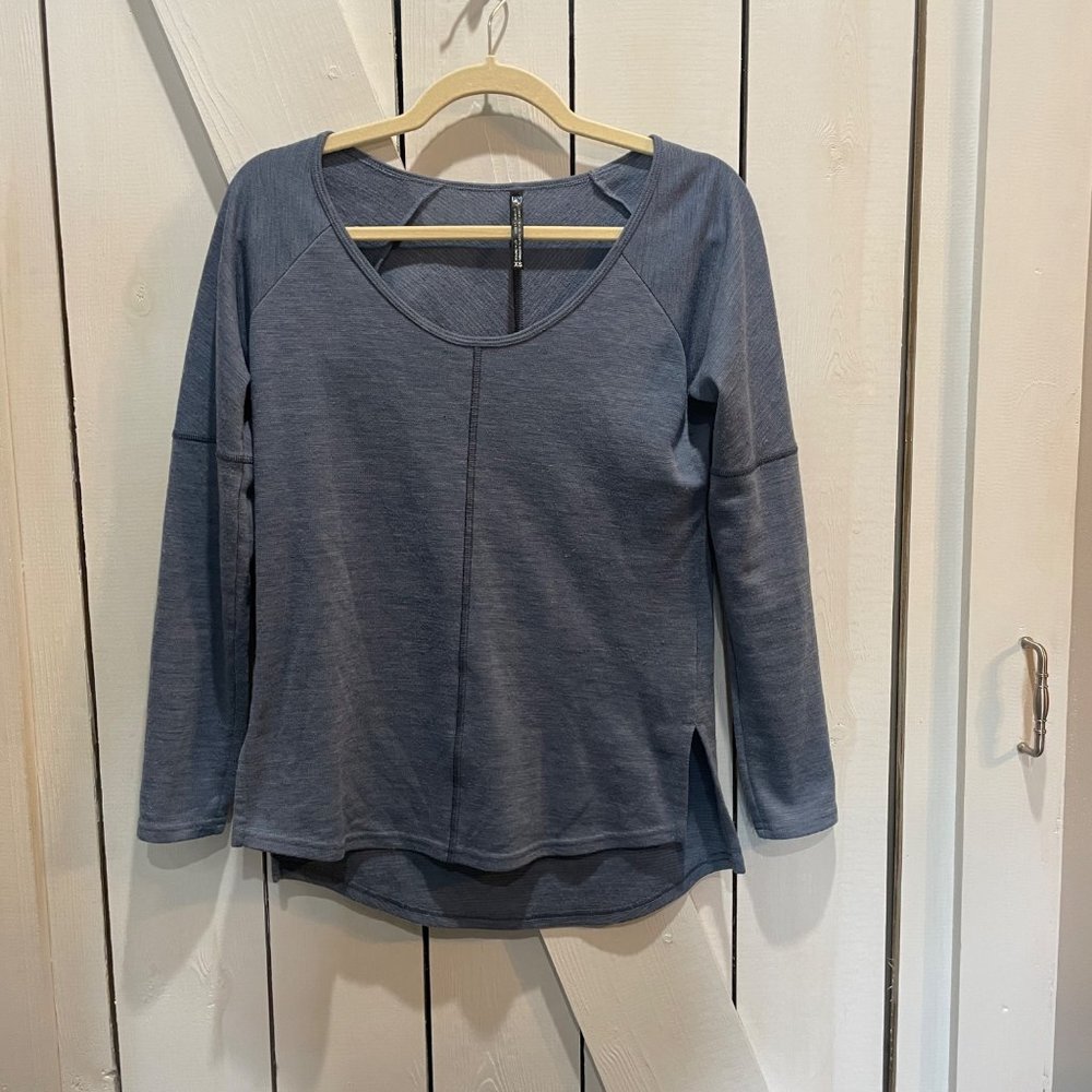 Kuhl blue long sleeve V neck sweater xs
